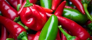 nærbilde røde og grønne chili